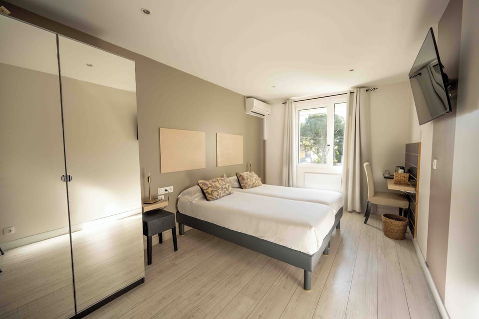 Comfort Double or Twin Room, Sea View | Pillowtop beds, in-room safe, desk, soundproofing
