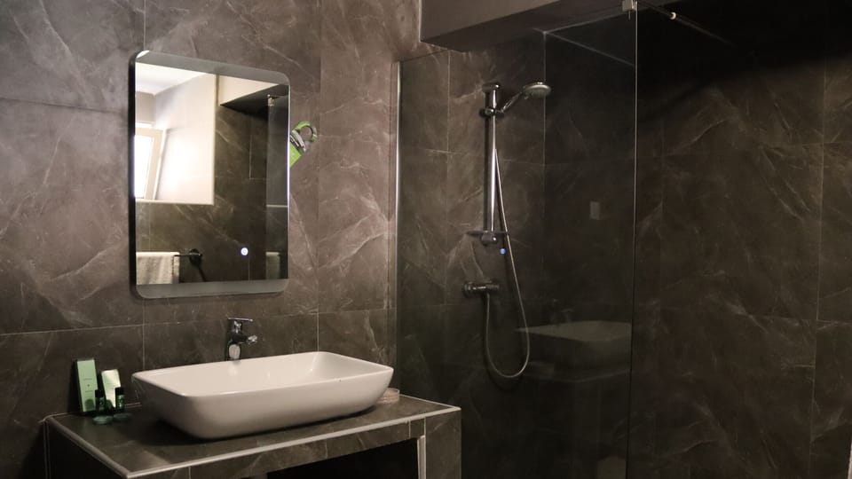 Suite | Bathroom | Shower, free toiletries, towels