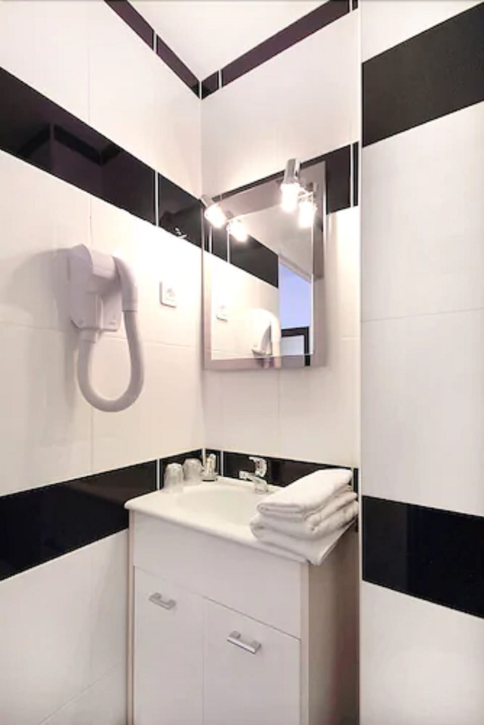 Single Room | Bathroom | Shower, hair dryer, towels