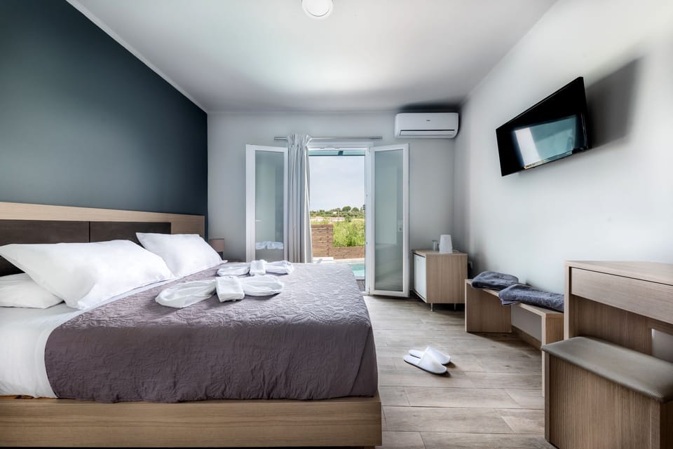 Superior Double Room, Private Pool | Premium bedding, Tempur-Pedic beds, in-room safe, individually decorated