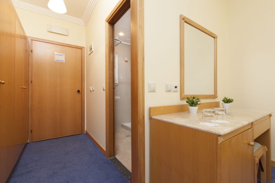 Premium bedding, minibar, desk, blackout drapes