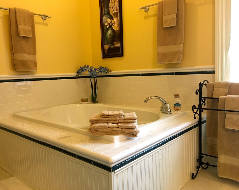 King Suite with Spa Tub | Interior detail