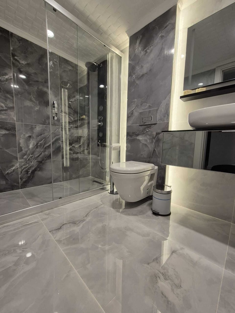 King Suite Room | Bathroom | Shower, free toiletries, hair dryer, slippers