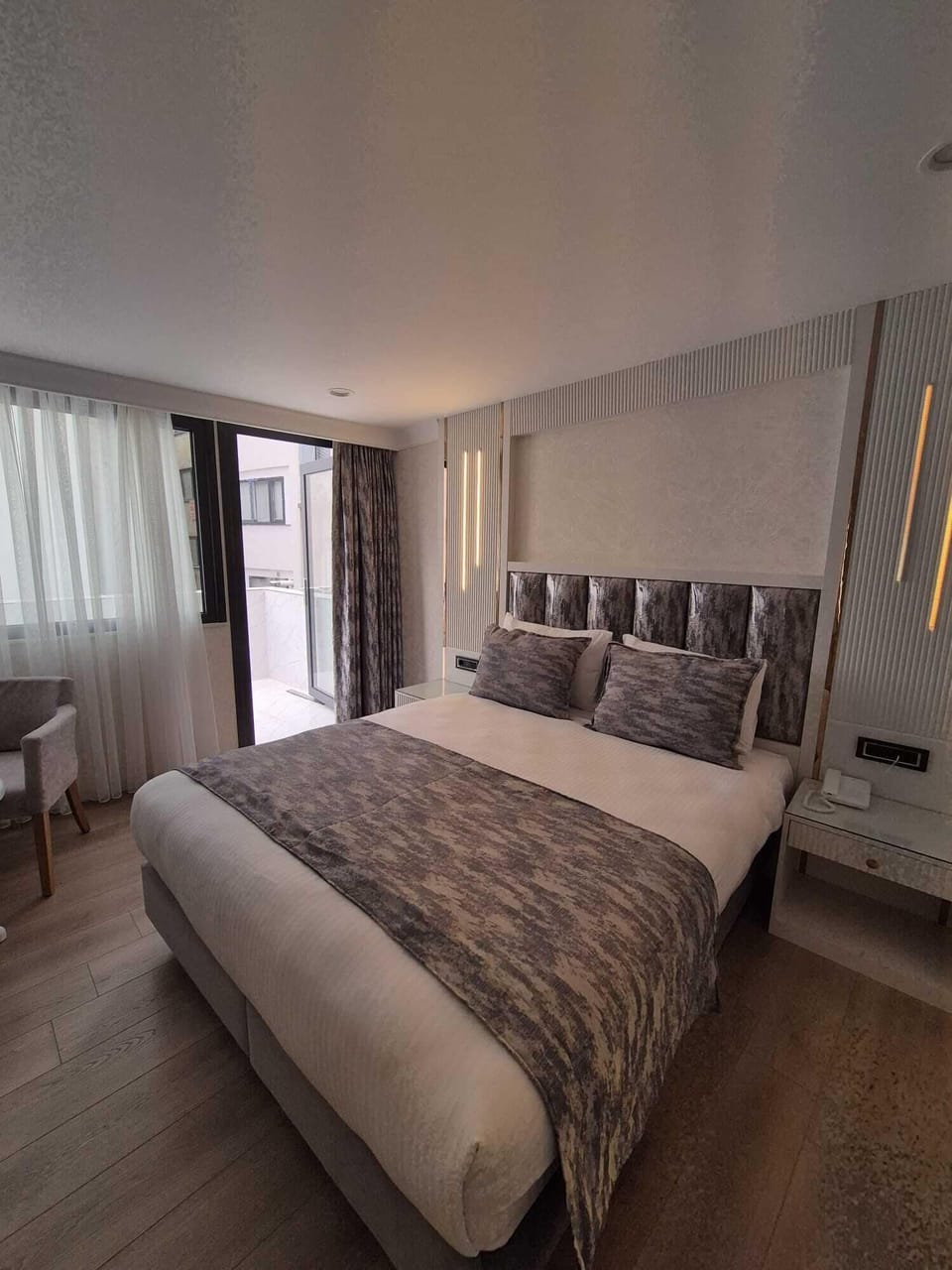 King Suite Room | Premium bedding, pillowtop beds, minibar, in-room safe