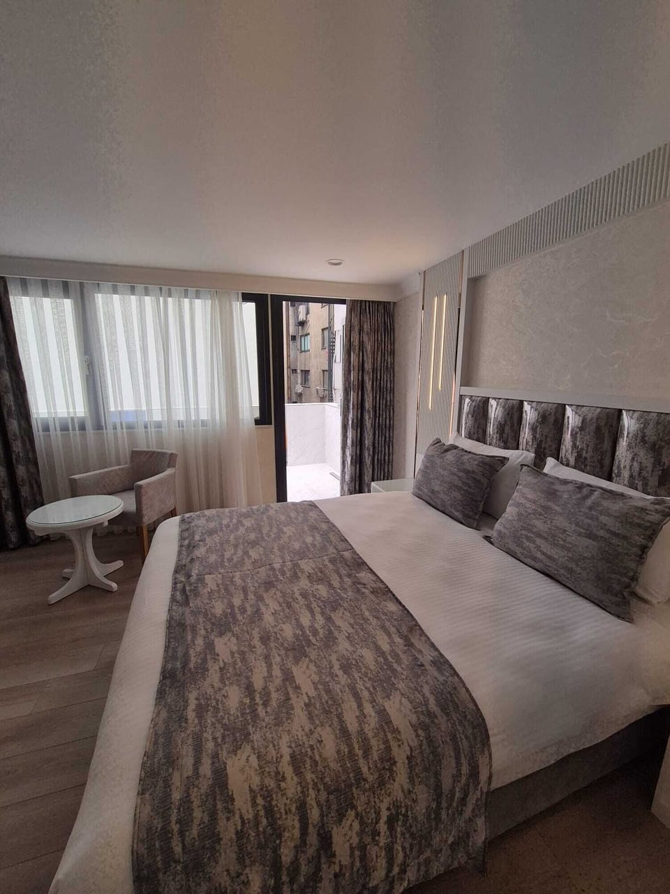 King Suite Room | Premium bedding, pillowtop beds, minibar, in-room safe