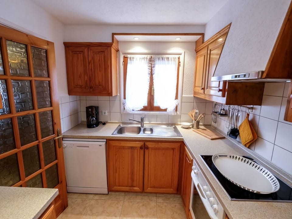 Countertop, Room, Furniture, Property, Cabinetry, Kitchen, Building, Sink, Interior Design, Floor