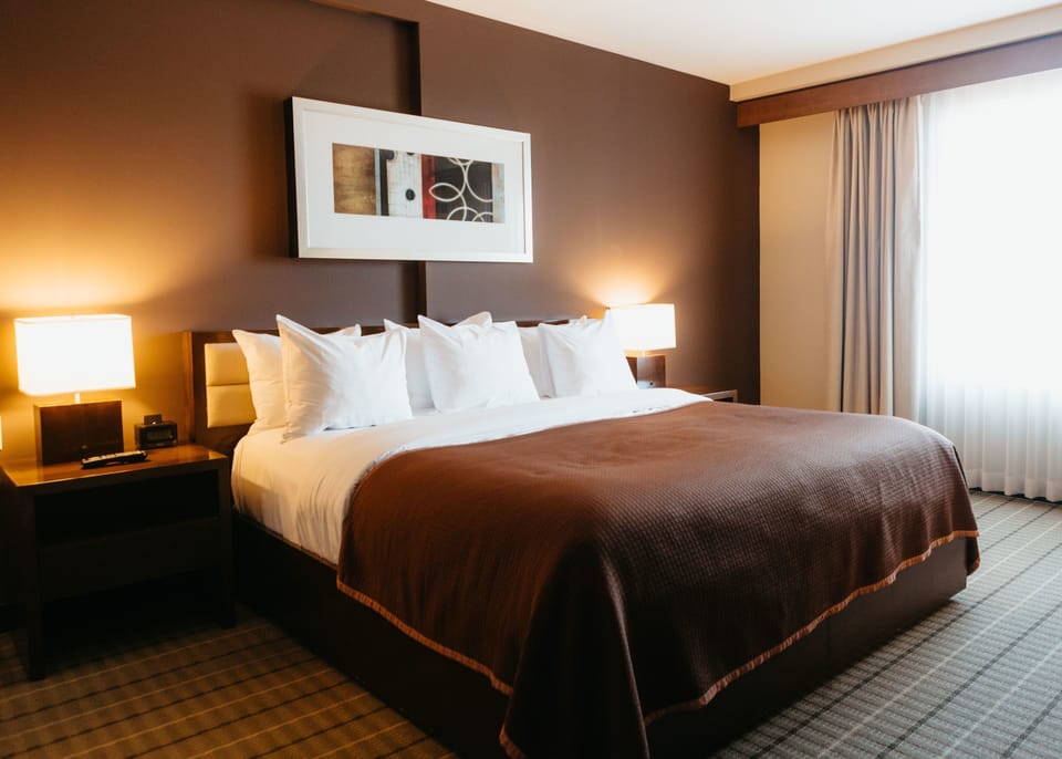 Deluxe Suite, 1 King Bed | In-room safe, desk, blackout drapes, iron/ironing board