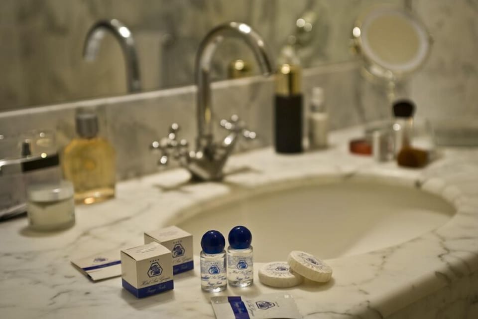 Bathroom sink