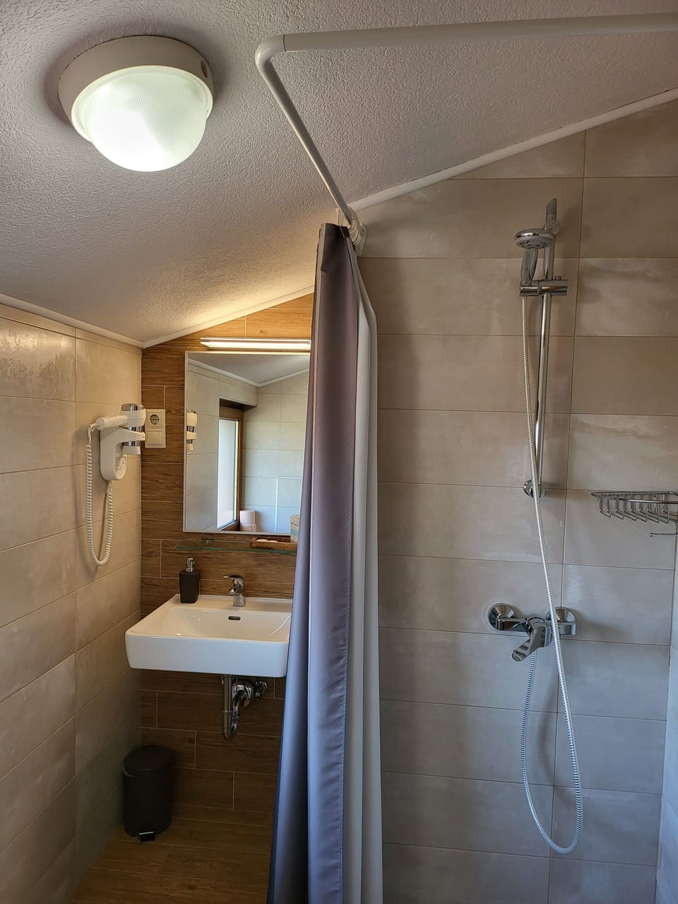 Triple Room, Balcony, Park View | Bathroom | Shower, free toiletries, hair dryer, towels