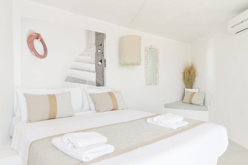 Double room with garden and sea view | Premium bedding, down comforters, pillowtop beds, blackout drapes