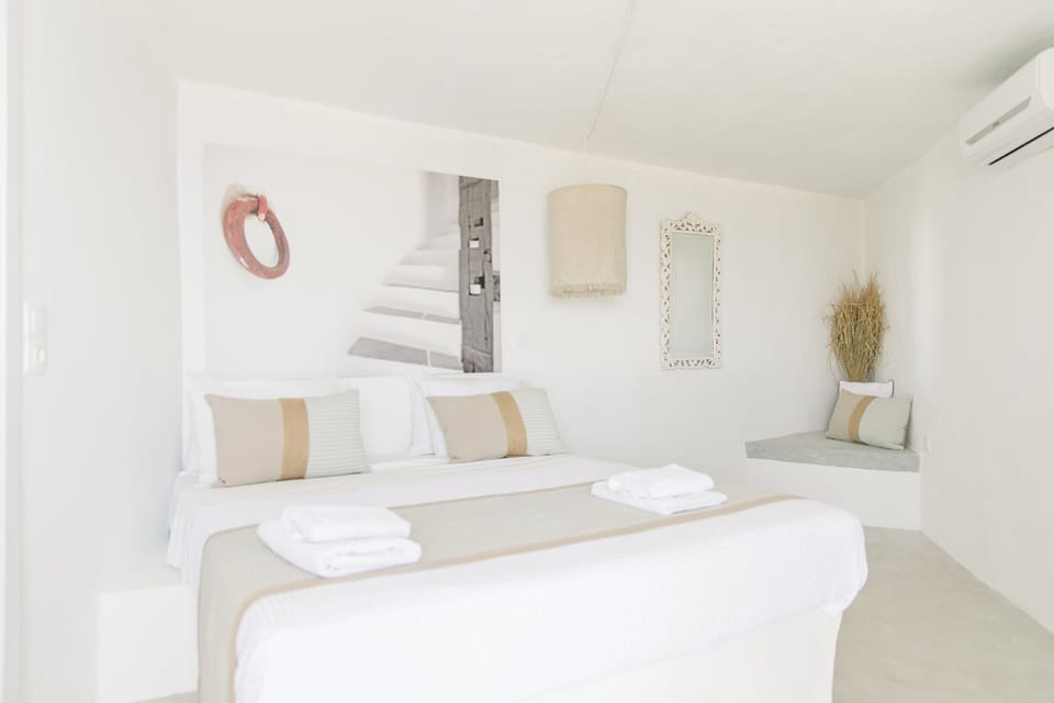 Double room with garden and sea view | Premium bedding, down comforters, pillowtop beds, blackout drapes