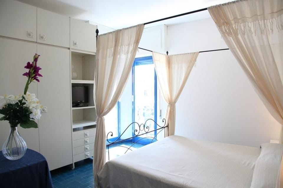 Minibar, free WiFi
