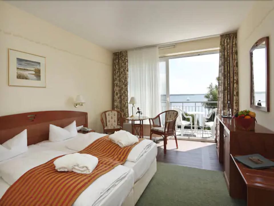 In-room safe, desk, free WiFi