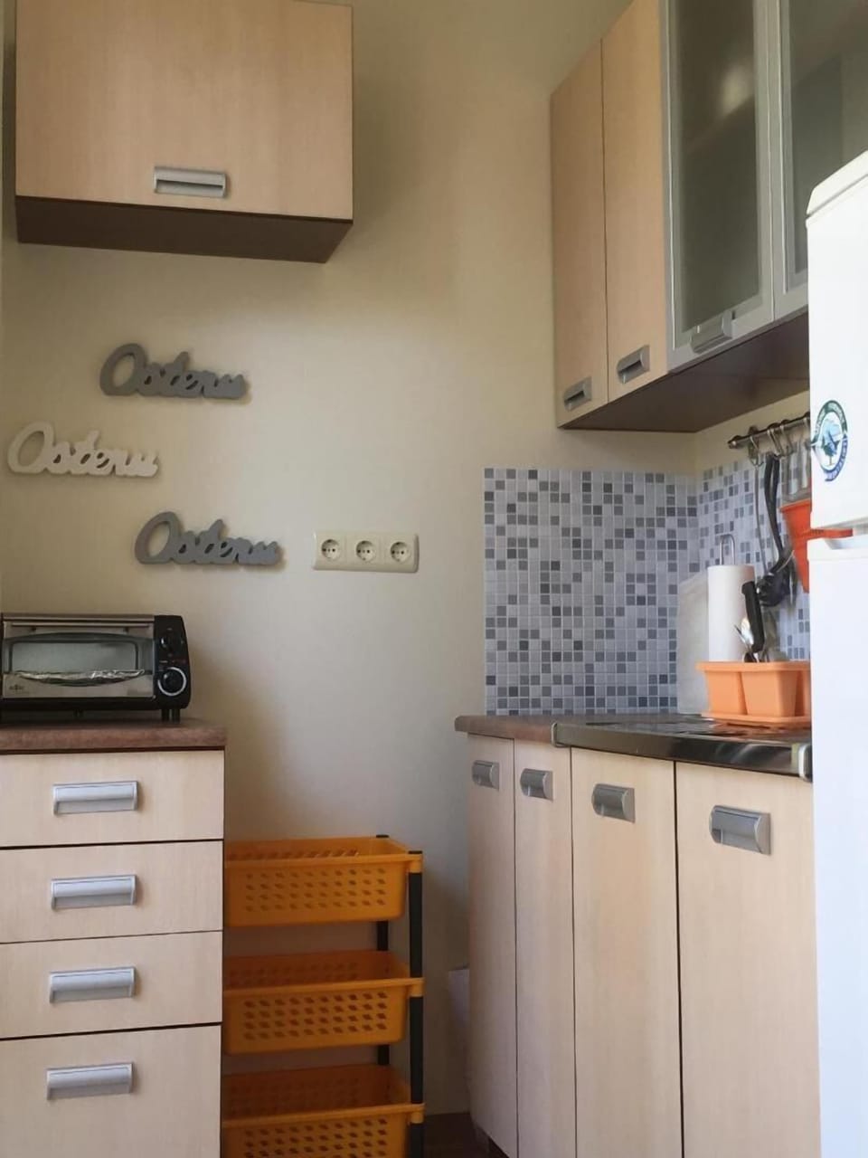 Private kitchen | Fridge, microwave, stovetop, cookware/dishes/utensils