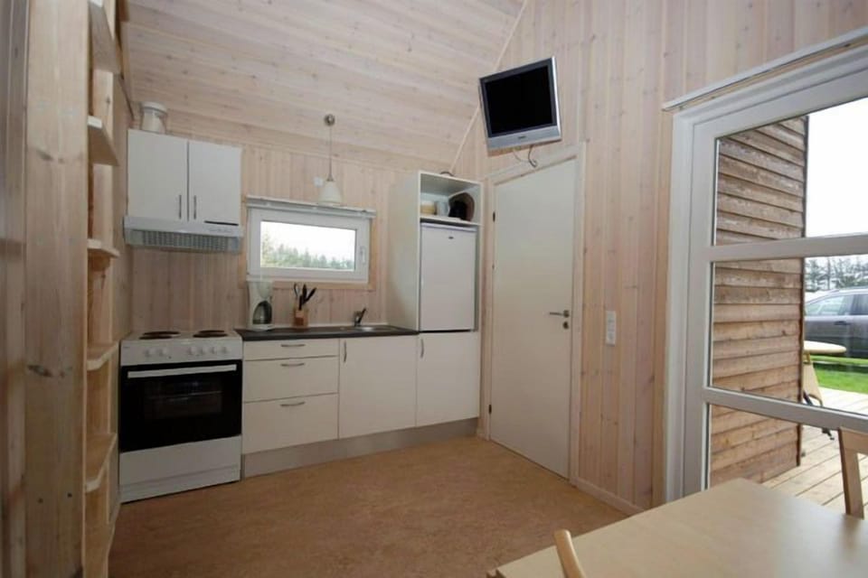 Comfort Cottage, 2 Bedrooms, Private Bathroom | Private kitchen | Fridge, microwave, coffee/tea maker, cookware/dishes/utensils