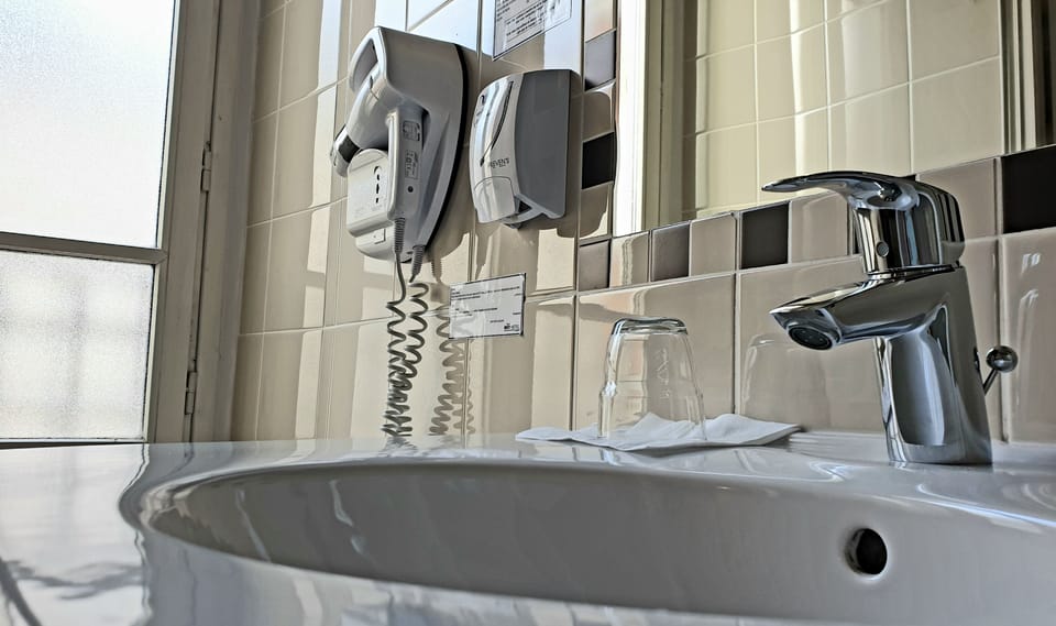 Comfort Double Room | Bathroom | Shower, free toiletries, hair dryer, towels