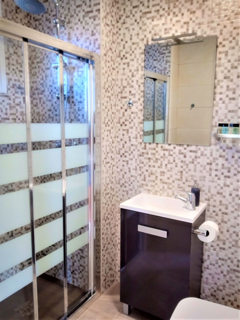 Twin Room (2) | Bathroom | Free toiletries, hair dryer, towels