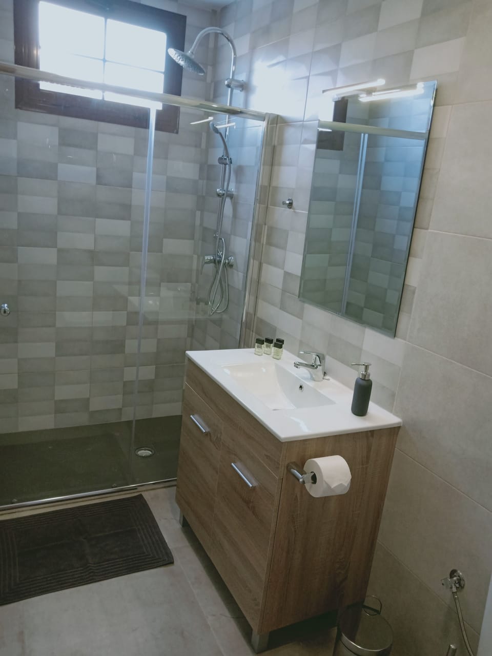 Twin Room, Terrace (3) | Bathroom | Free toiletries, hair dryer, towels