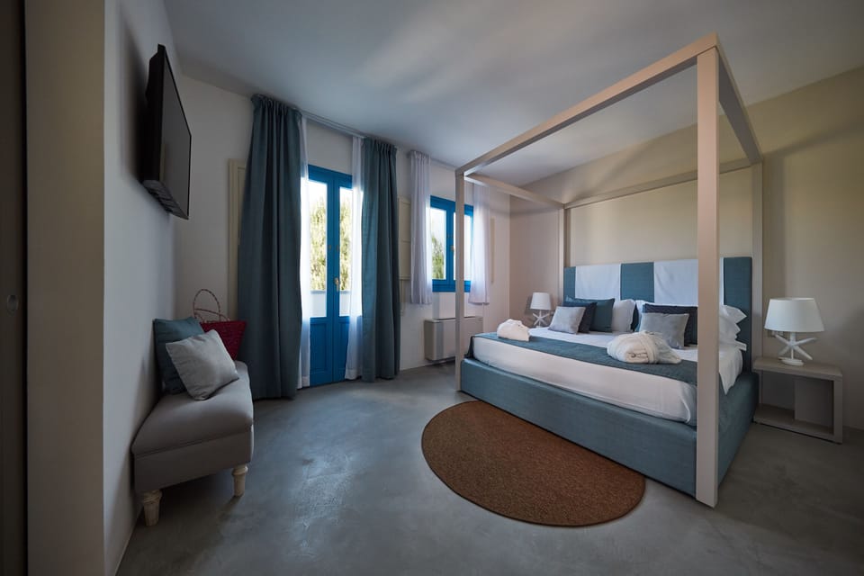 Deluxe Double Room | Minibar, in-room safe, free WiFi, bed sheets