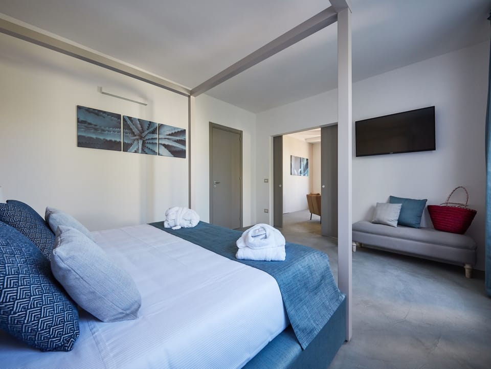 Deluxe Double Room | Minibar, in-room safe, free WiFi, bed sheets