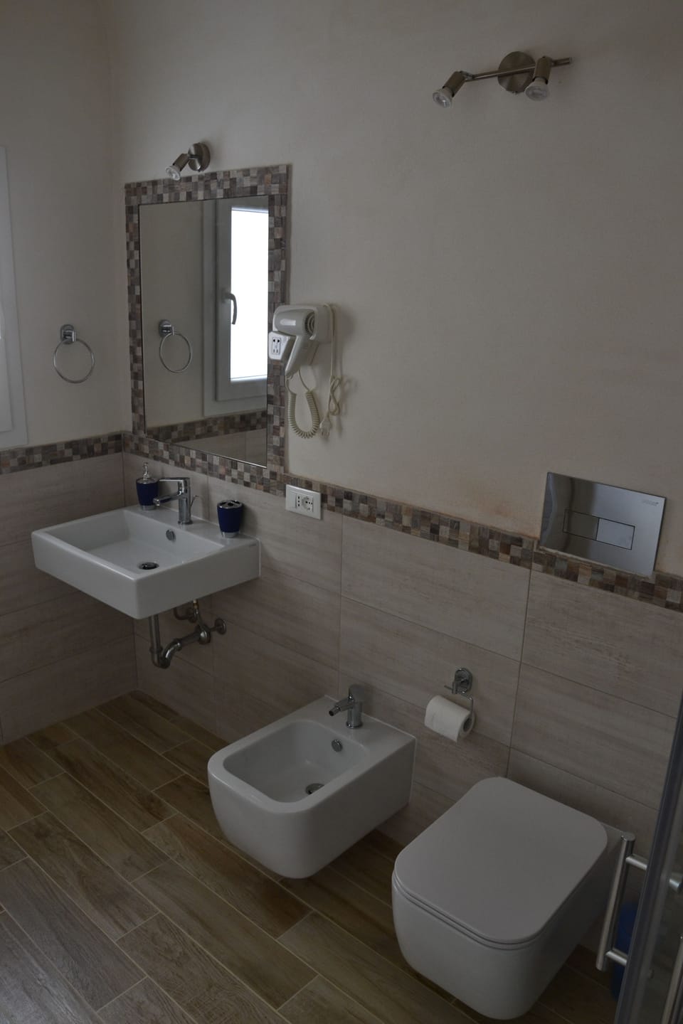 Deluxe Double Room, City View (Levanzò) | Bathroom | Shower, rainfall showerhead, free toiletries, hair dryer