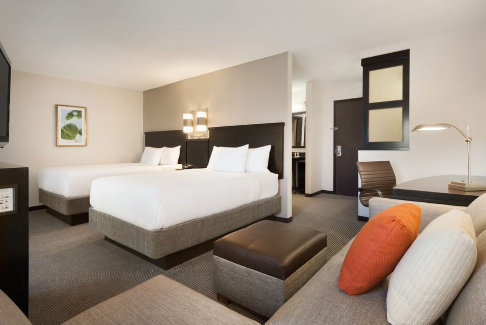 Premium bedding, desk, iron/ironing board, free WiFi