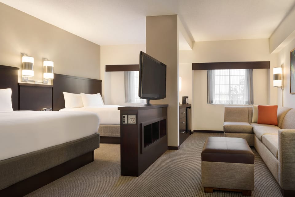 Premium bedding, desk, iron/ironing board, free WiFi