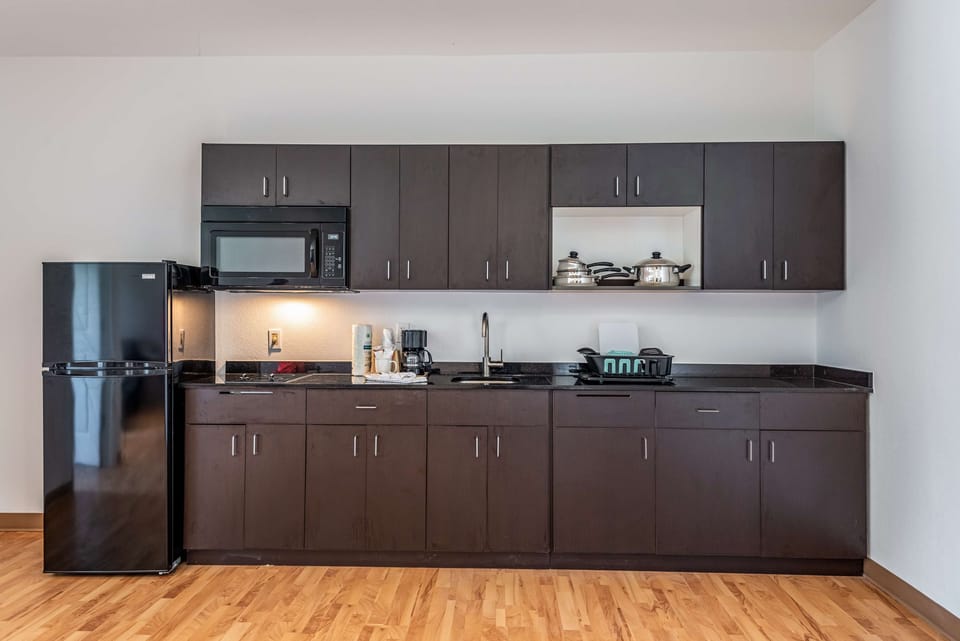 Coffee/tea maker, full-size fridge, microwave, stovetop