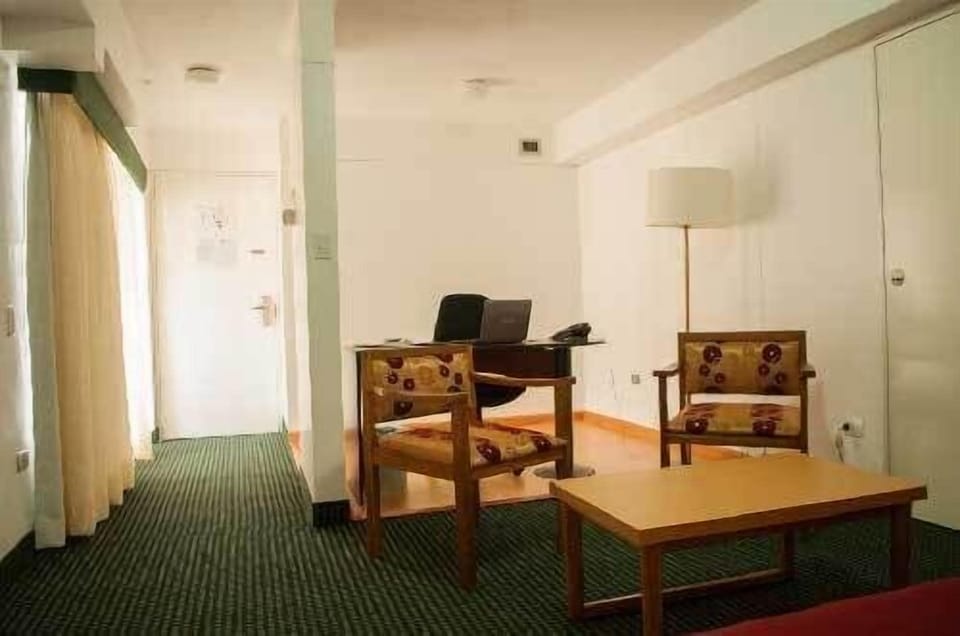 Living area | 30-inch flat-screen TV with cable channels