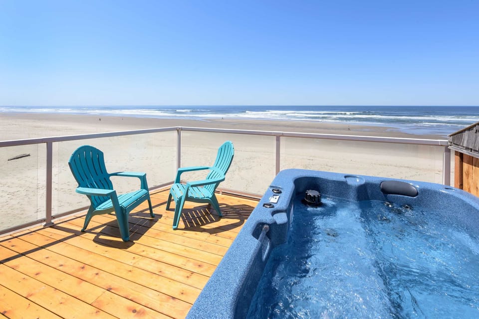 Oceanfront deck w/ a bubbling hot tub & front-row seats to endless blue horizons