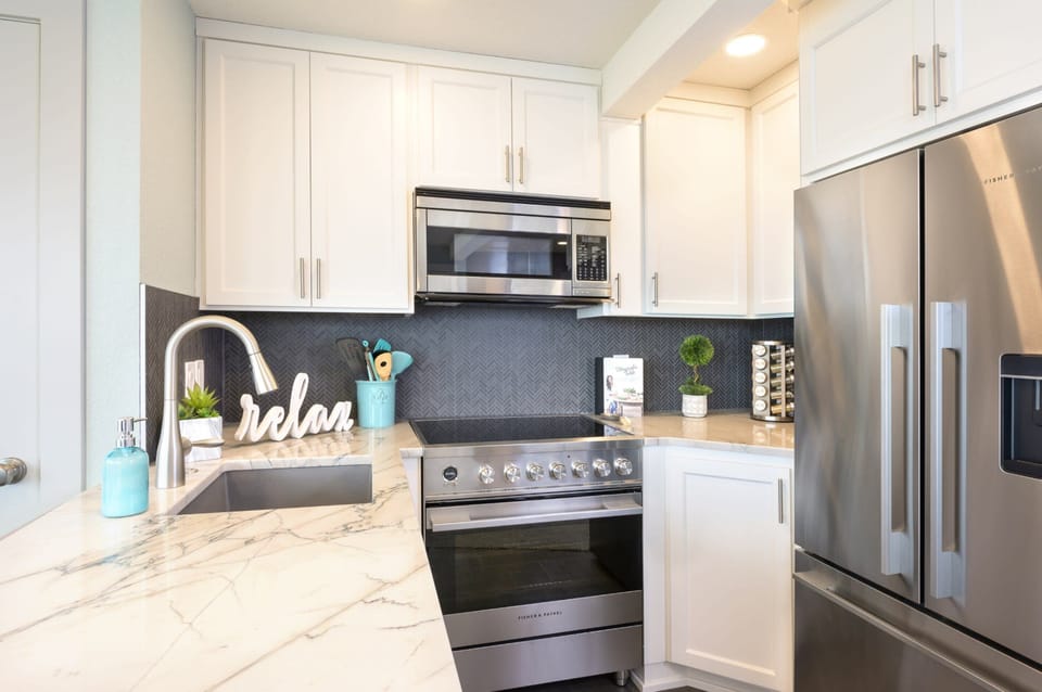 Bright, modern kitchen w/ stainless appliances & clean, open counters