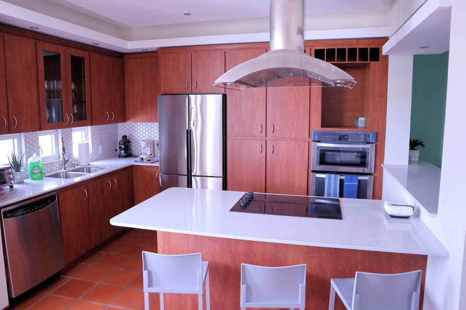 Fully equipped kitchen with huge dinning island