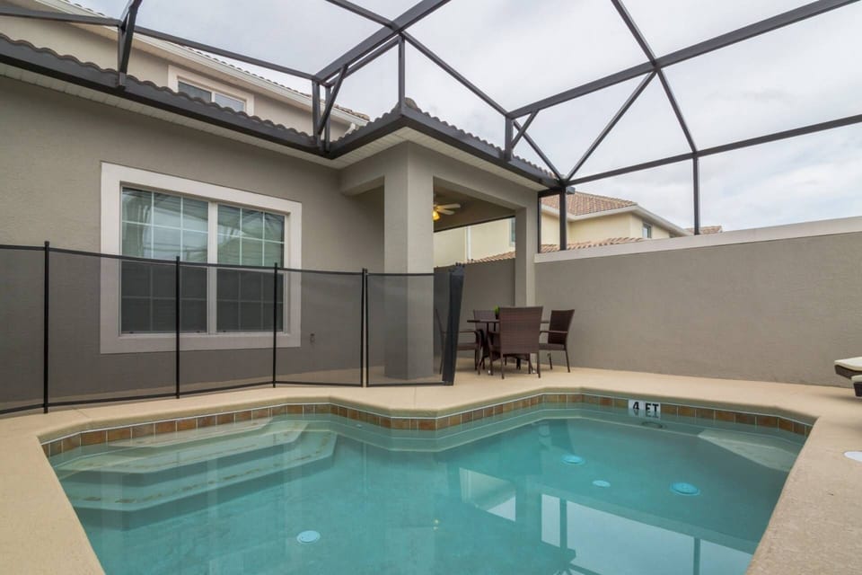 Private Splash Pool &amp; Lanai Area w/Child Safety Fence
