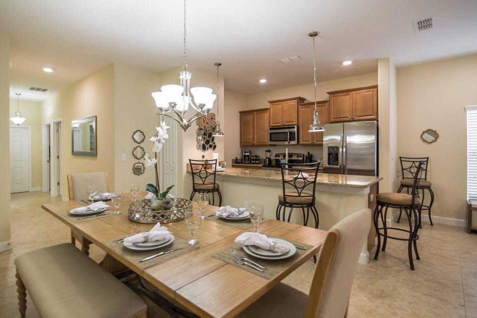 Beautiful Dining Area for 6 &amp; Breakfast Bar for 4