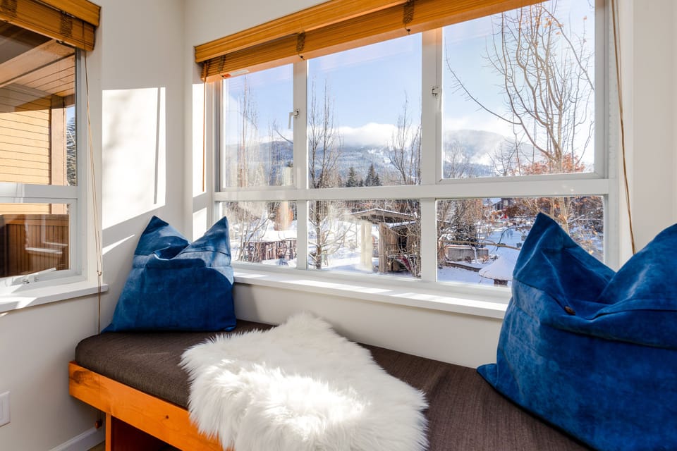 Living Room - Enjoy the stunning mountain view while lounging on the window-side bench