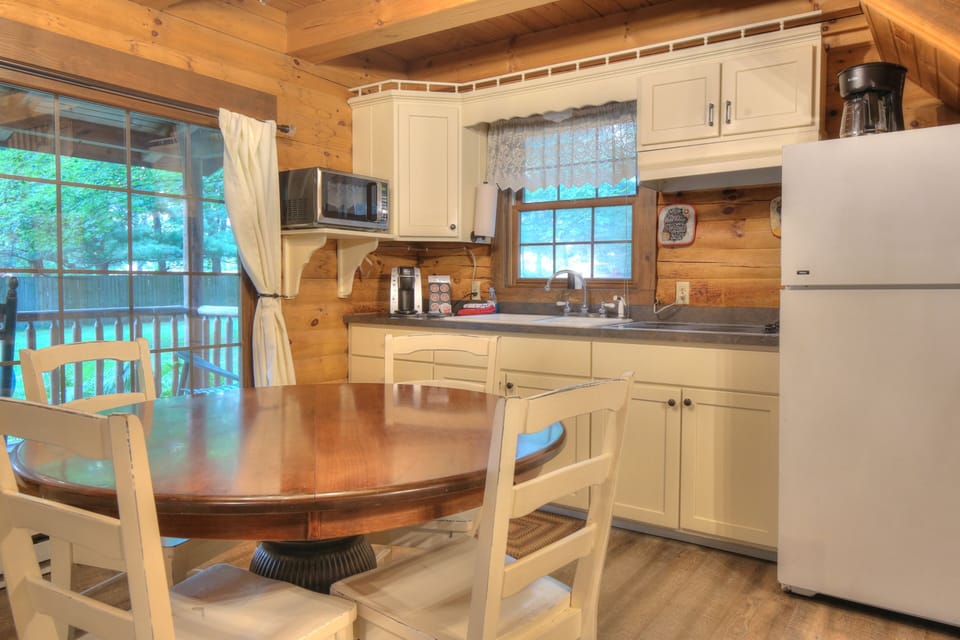 Apple Blossom Cabin | In-room dining