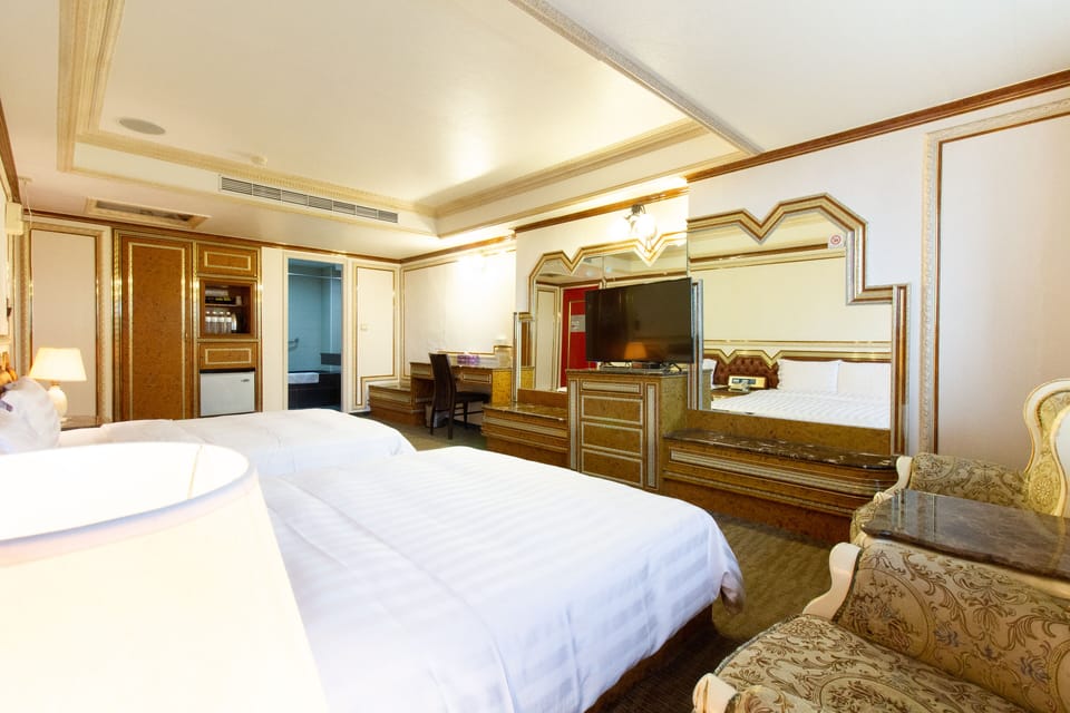 Deluxe Quadruple Room | Desk, blackout drapes, soundproofing, iron/ironing board