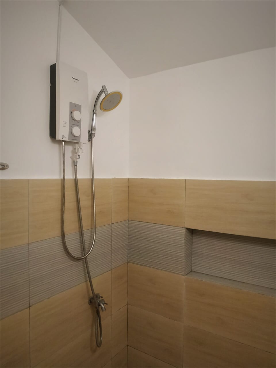 Family Villa | Bathroom | Shower, rainfall showerhead, free toiletries, bidet