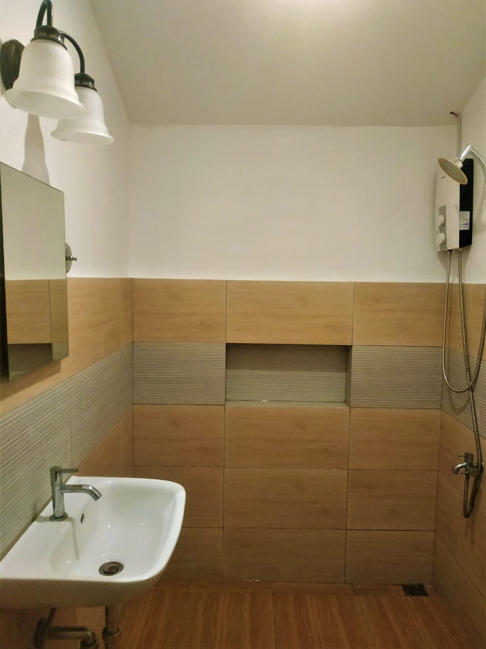 Family Villa | Bathroom | Shower, rainfall showerhead, free toiletries, bidet