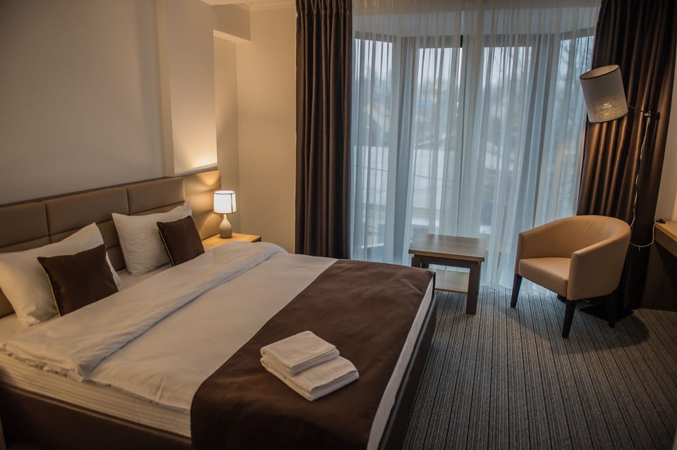 Standard King Room | Minibar, in-room safe, desk, laptop workspace