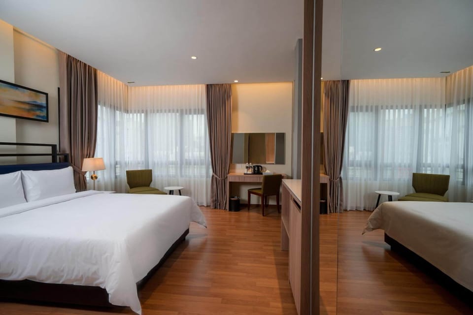 In-room safe, blackout drapes, soundproofing