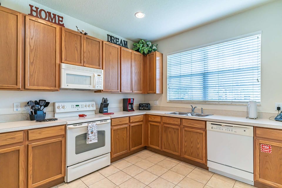 Large Kitchen w/All Appliances