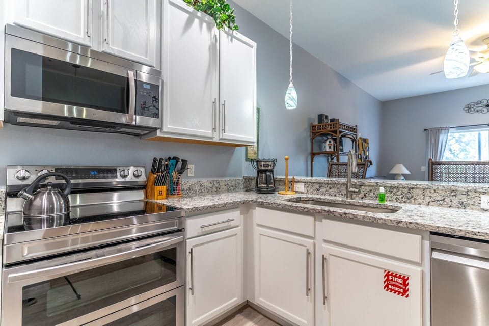 Beautifully Renovated 3rd Floor Condo Awaits You (No Building Elevator)