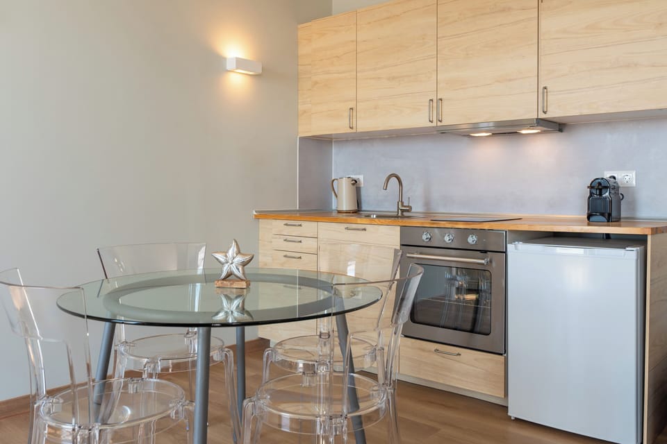 Classic Apartment | Private kitchen | Full-size fridge, oven, stovetop, coffee/tea maker