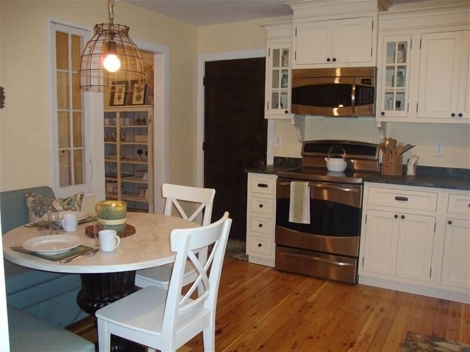 Kitchen with eat in breakfast nook (renovated in 2010)