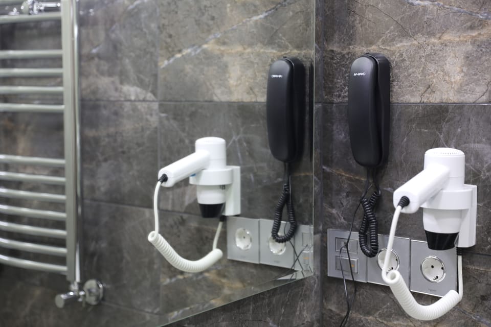 Shower, rainfall showerhead, free toiletries, hair dryer