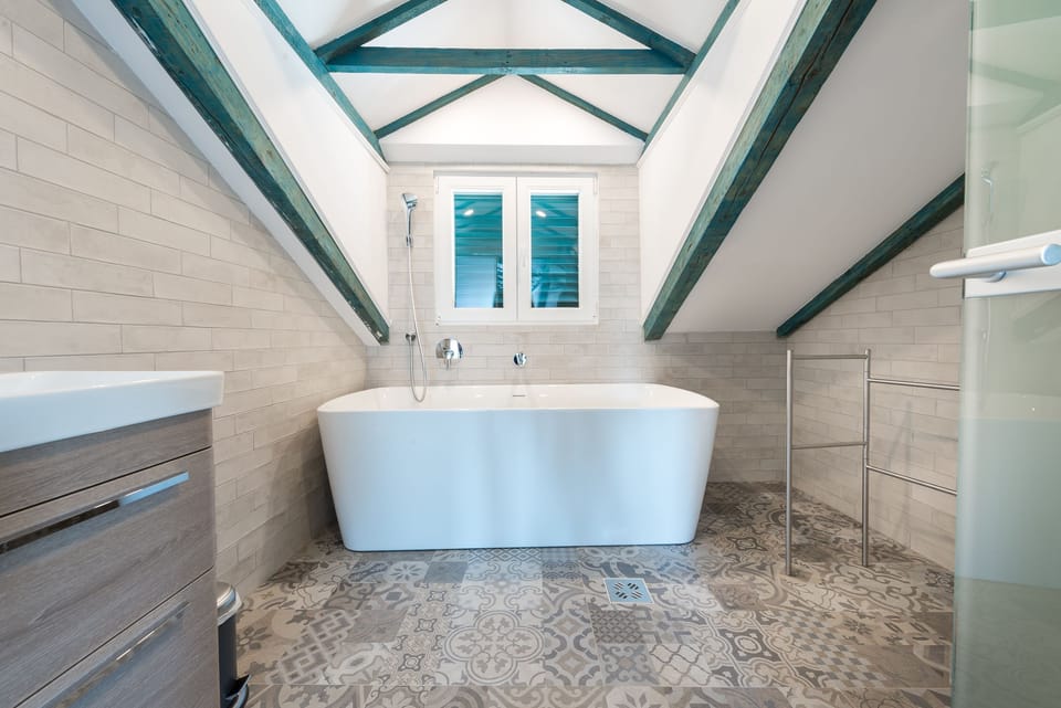 Deluxe Room | Bathroom | Shower, free toiletries, hair dryer, towels