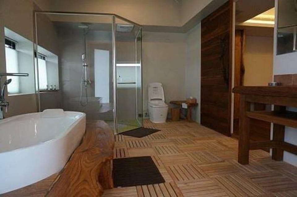 Deluxe Double Room | Bathroom | Shower, free toiletries, hair dryer, slippers