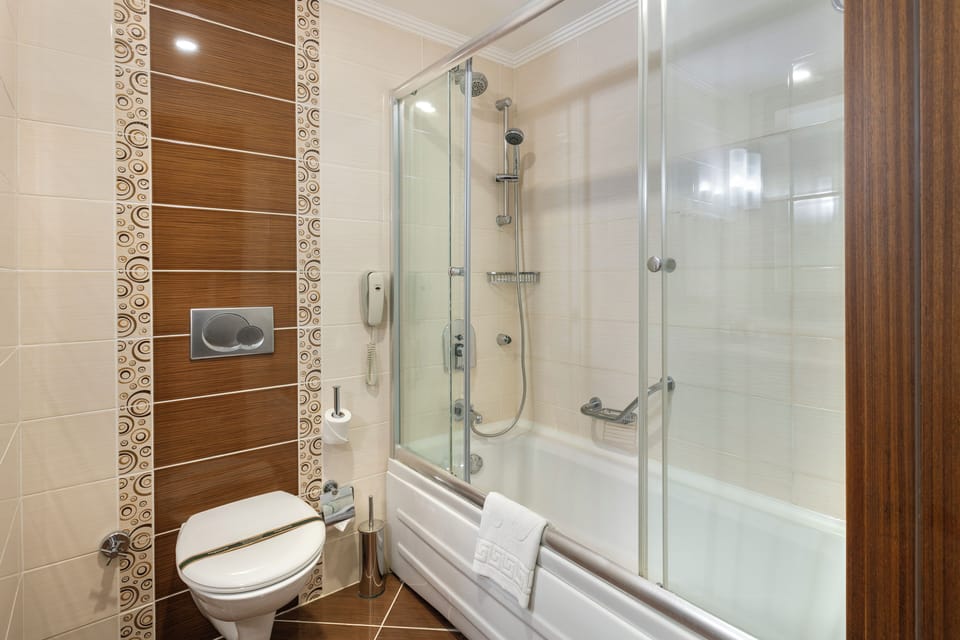 Combined shower/tub, deep soaking tub, free toiletries, hair dryer