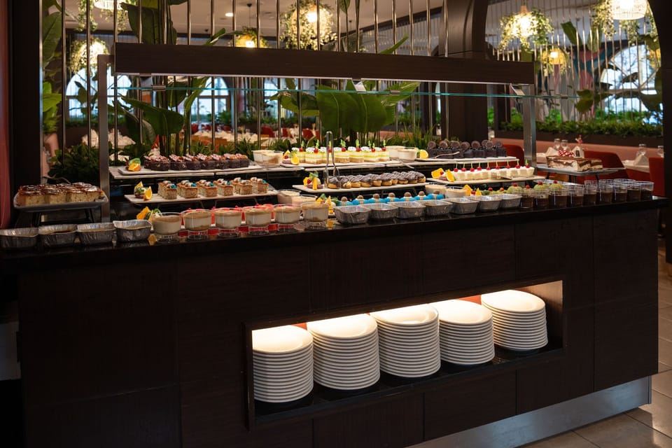 4 restaurants; breakfast, lunch, and dinner served